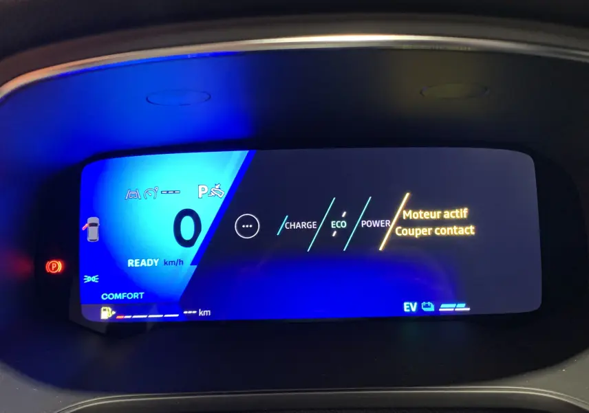 Tableau de bord numérique du Renault Symbioz E-Tech Hybrid 2025 affichant état moteur et mode conduite en bleu et noir.