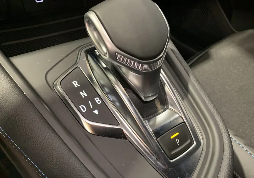 Gros plan sur le levier de vitesses automatique noir et chrome du Renault Symbioz E-Tech Full Hybrid 2025.