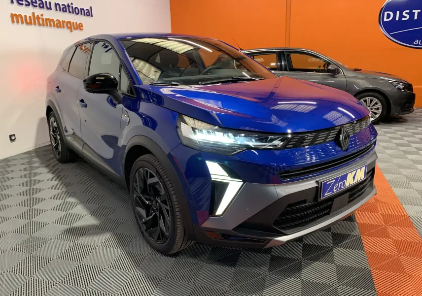 Renault Symbioz E-Tech hybride bleu iron en 3/4 avant droit, avec feux LED et jantes noires distinctives.