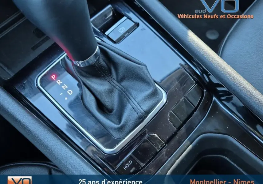 Gros plan sur la console centrale noire avec levier de vitesse automatique et frein à main électrique du Jeep Compass 2023.