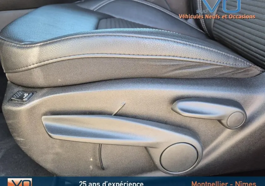 Gros plan sur le côté gauche du siège conducteur noir avec réglage lombaire électrique du Jeep Compass 2023.