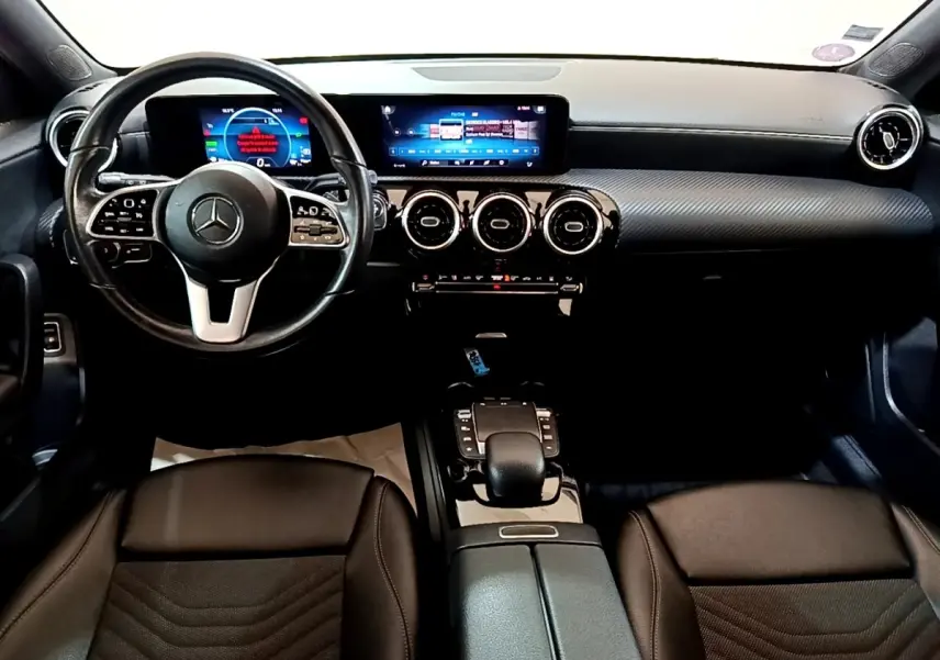 Intérieur noir de la Mercedes Classe A 250 e Business Line 2020, vue frontale sur tableau de bord et volant cuir multifonctions.
