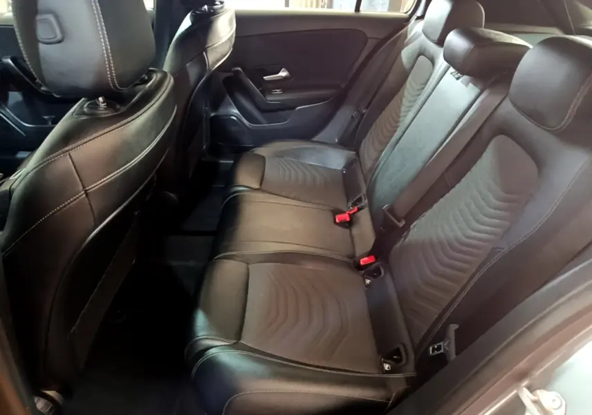 Vue intérieure côté droit sur la banquette arrière en cuir noir de la Mercedes Classe A A 250 e Business Line 2020.