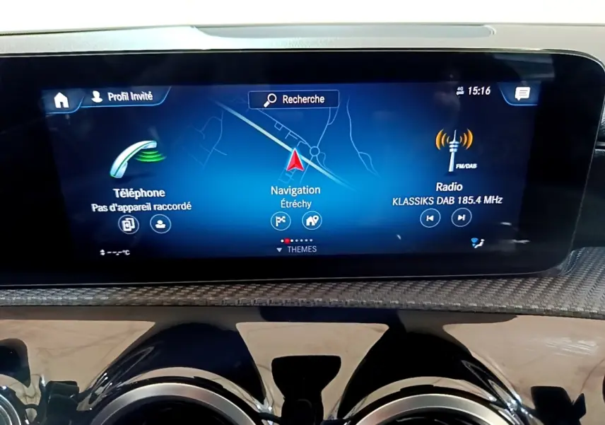 Écran tactile central du tableau de bord de la Mercedes Classe A 250 e Business Line 2020, affichage navigation et radio.