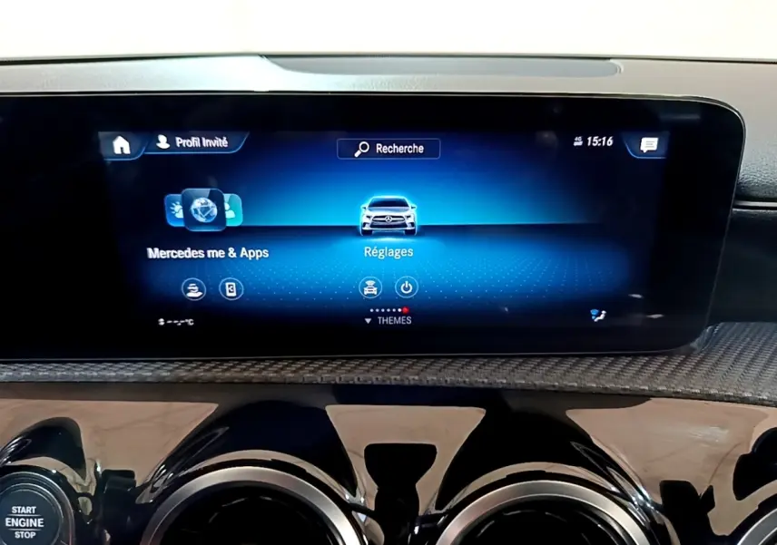 Écran tactile central et tableau de bord carbone dans l'habitacle d'une Mercedes Classe A 250 e Business Line 2020.