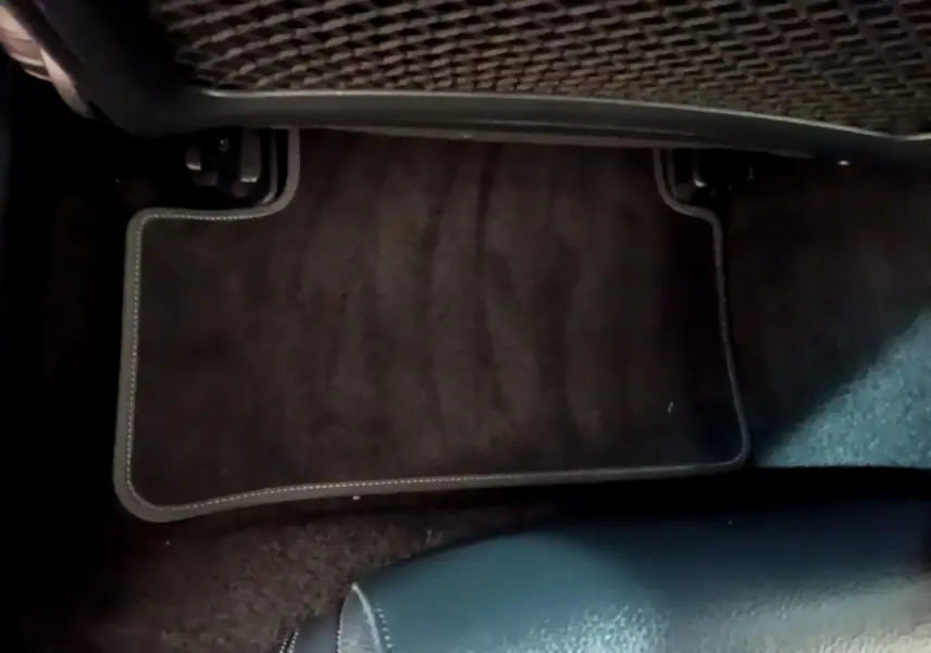 Vue rapprochée du tapis de sol noir côté conducteur de la Mercedes Classe A 250 e Business Line gris foncé 2020 hybride rechargeable.