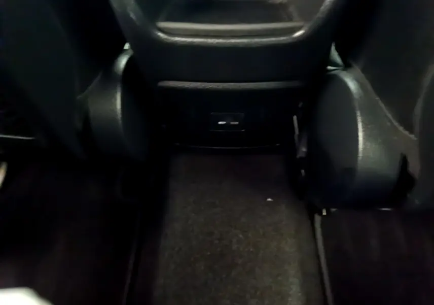 Prise USB et console centrale vue du plancher arrière d’une Mercedes Classe A A 250 e Business Line gris foncé.