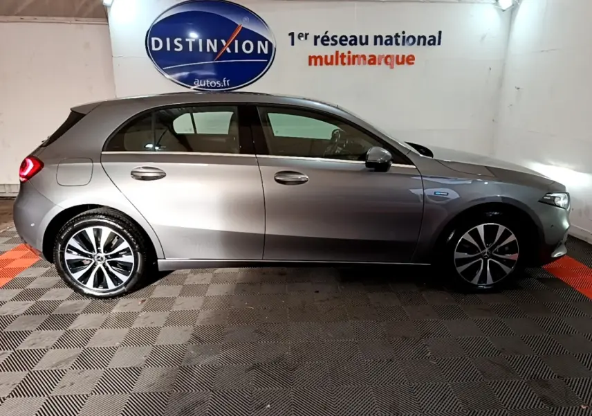 Profil droit d'une Mercedes Classe A gris foncé hybride rechargeable, avec jantes alliage et éclairage arrière LED visible.