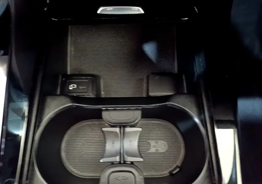 Gros plan sur le porte-gobelets central noir de la Mercedes Classe A 250 e Business Line 2020.