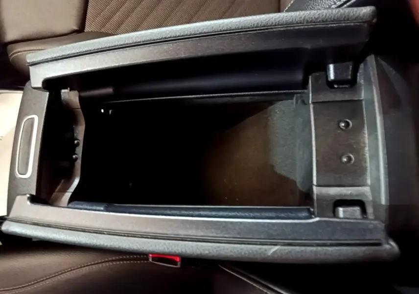 Coffre central ouvert en cuir noir dans l'habitacle de la Mercedes Classe A 250 e Business Line 2020.