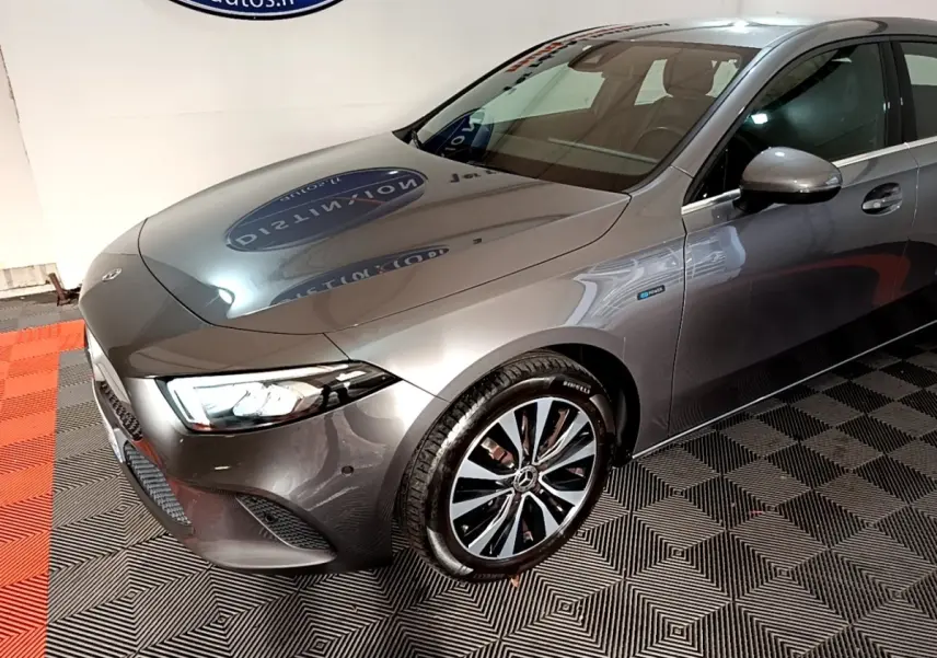 Mercedes Classe A 250 e Business Line gris foncé vue 3/4 avant droit avec jantes alliage et feux LED allumés