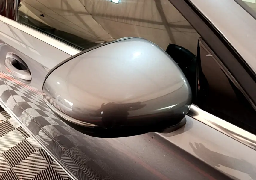 Rétroviseur côté gauche gris foncé de la Mercedes Classe A 250 e Business Line 2020, vue rapprochée sur la portière.