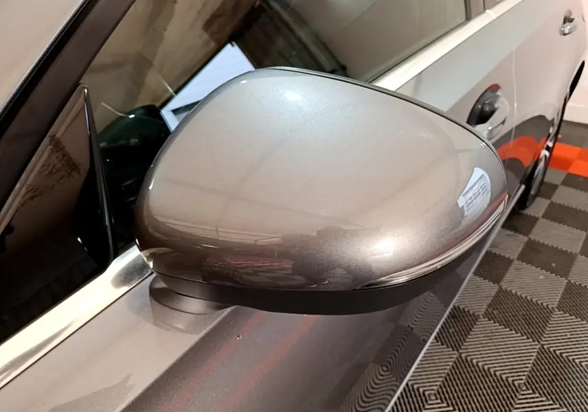 Rétroviseur côté gauche gris foncé de la Mercedes Classe A 250 e Business Line 2020, vue rapprochée en intérieur.