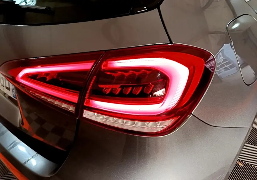 Gros plan sur le feu arrière droit allumé d'une Mercedes Classe A 250 e Business Line gris foncé de 2020