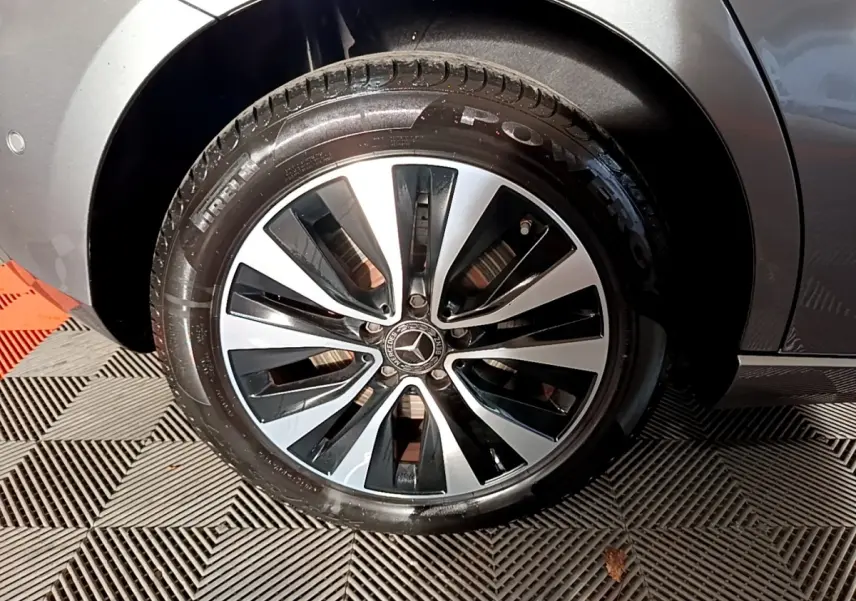 Gros plan sur la roue avant droite gris foncé d'une Mercedes Classe A 250 e Business Line 2020 avec jante alliage.