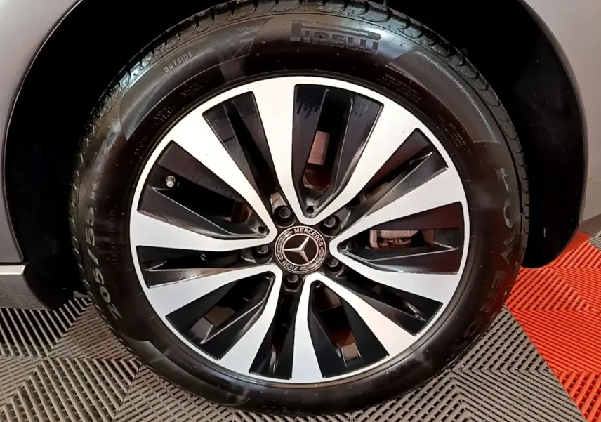 Gros plan sur la jante alliage bicolore et pneu Pirelli d'une Mercedes Classe A 250 e Business Line gris foncé