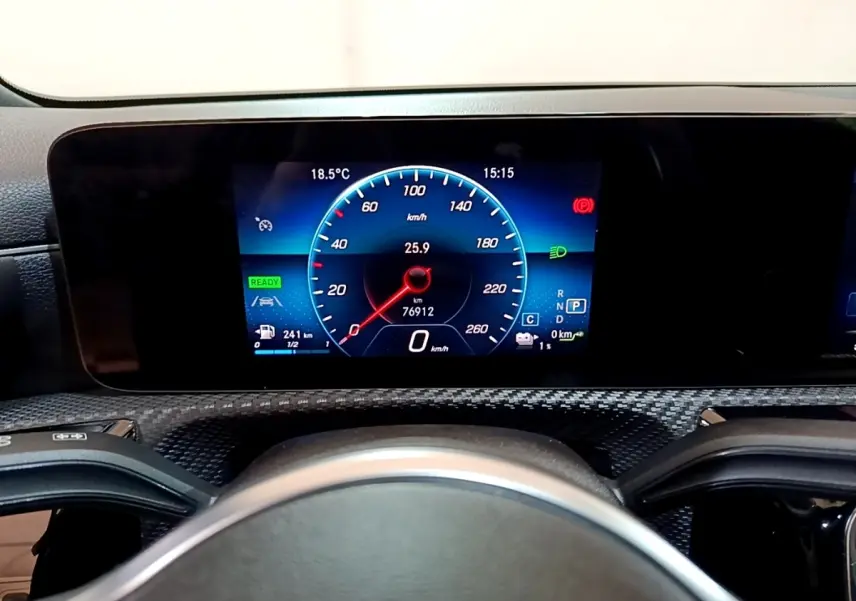 Tableau de bord numérique de la Mercedes Classe A 250 e Business Line 2020, affichage vitesse et informations véhicule.