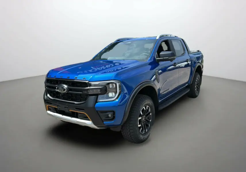 Ford Ranger 2025 bleu Lightning en 3/4 avant droit avec calandre noire et jantes alu noires.