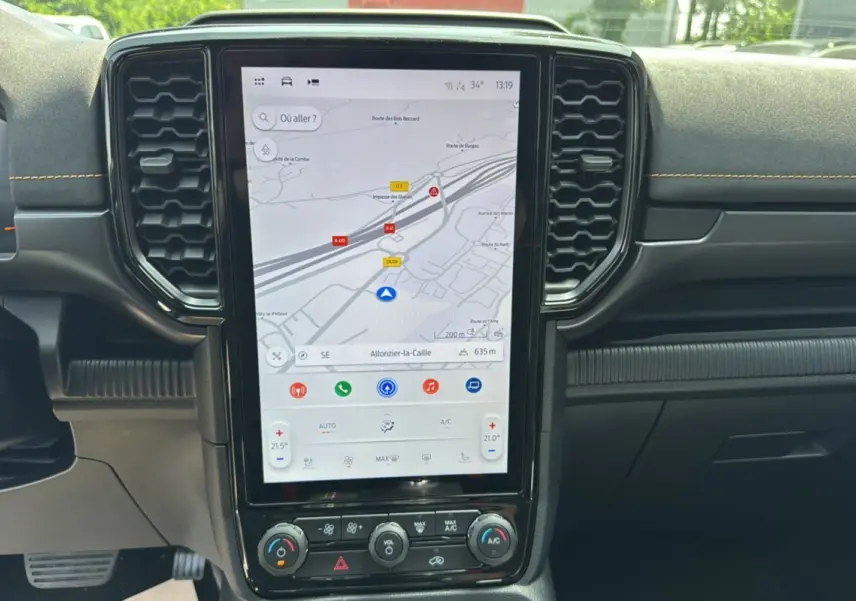 Vue rapprochée du tableau de bord noir avec écran tactile vertical affichant la navigation du Ford Ranger Wildtrak 2025.