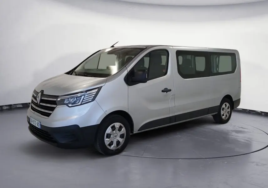 Renault Trafic Combi gris clair métal vu en 3/4 avant droit, avec grandes fenêtres latérales et jantes acier.