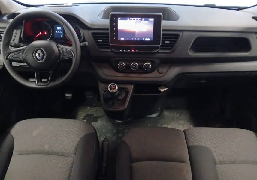 Vue intérieure frontale du Renault Trafic Combi 2023 avec tableau de bord gris, volant multifonction et écran tactile central 8 pouces.