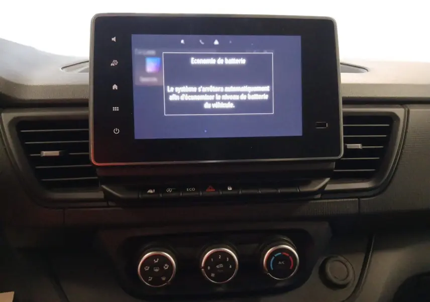 Vue rapprochée du tableau de bord du Renault Trafic Combi 2023, écran tactile Easy Link 8 pouces et commandes climatisation.