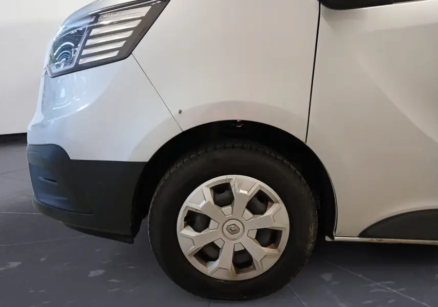 Gros plan sur la roue avant gauche et le passage de roue d’un Renault Trafic Combi gris clair métal, 2023.