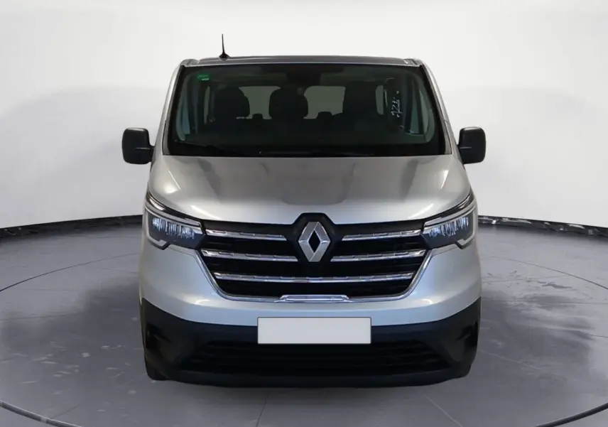 Vue avant d'un Renault Trafic Combi gris clair métal 2023 avec calandre chromée et grands phares LED.