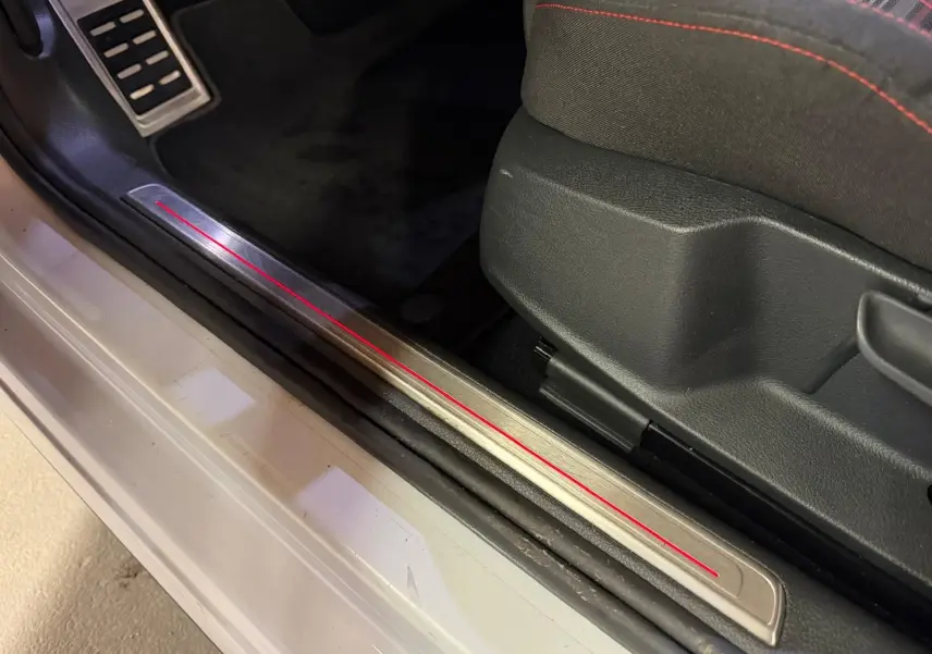 Tableau de bord numérique de Volkswagen Golf GTI gris, affichant compte-tours, vitesse et autonomie, avec image du véhicule au centre.