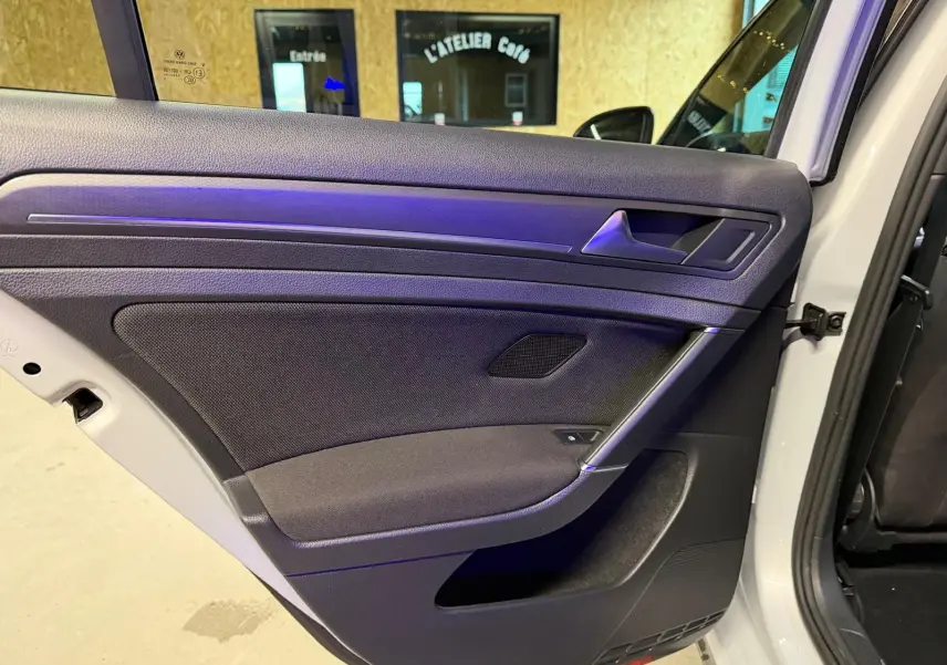 Gros plan sur le volant sport noir avec surpiqûres rouges et commandes multifonctions du Volkswagen Golf GTI Performance 2018.