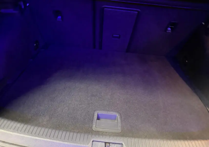 Vue intérieure côté droit des sièges arrière à motif tartan avec surpiqûres rouges dans une Volkswagen Golf GTI Performance gris 2018.