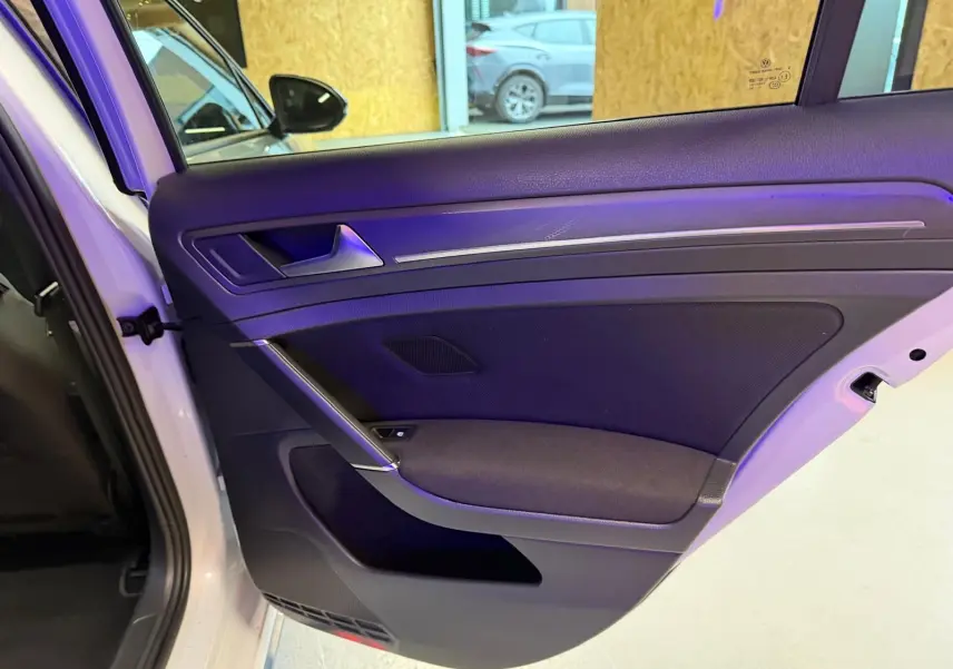 Gros plan sur l'aileron arrière noir d'une Volkswagen Golf GTI Performance gris, vue depuis le côté gauche arrière.