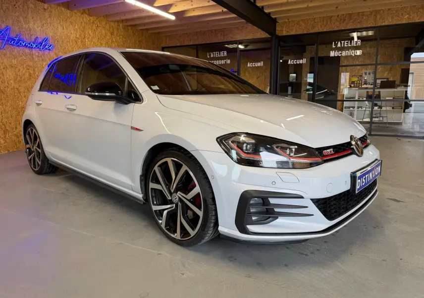 Vue latérale droite d'une Volkswagen Golf GTI Performance 2018 blanche avec jantes alu 19'' et étriers rouges.