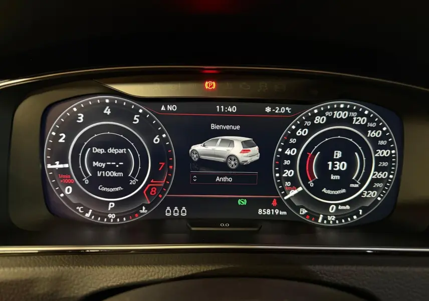 Vue intérieure arrière droite de la Volkswagen Golf GTI Performance 2018, sièges sport à motif tartan et surpiqûres rouges.