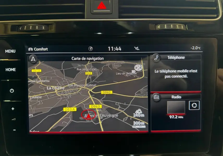 Vue rapprochée de la console centrale noire et des sièges sport à motif tartan avec surpiqûres rouges d'une Volkswagen Golf GTI Performance gris 2018.