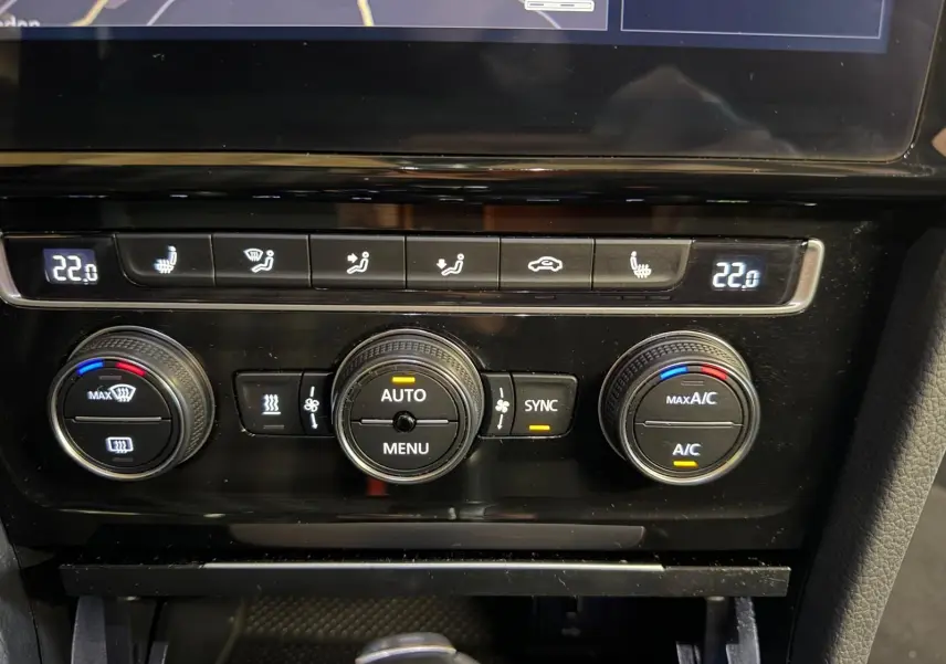 Gros plan sur la console centrale de la Volkswagen Golf GTI Performance 2018, avec prise USB et finition noire.