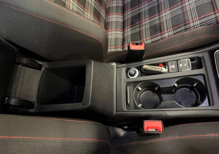 Écran tactile du système de navigation de la Volkswagen Golf GTI Performance 2018, affichant une carte routière.