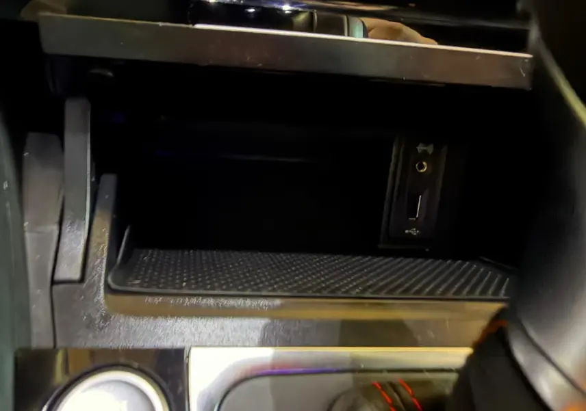 Gros plan sur le volant sport noir avec surpiqûres rouges et logo GTI d'une Volkswagen Golf GTI Performance.