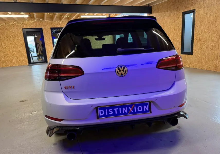 Gros plan sur la roue avant droite gris clair de la Volkswagen Golf GTI Performance avec étrier de frein rouge et jante alu 19 pouces.