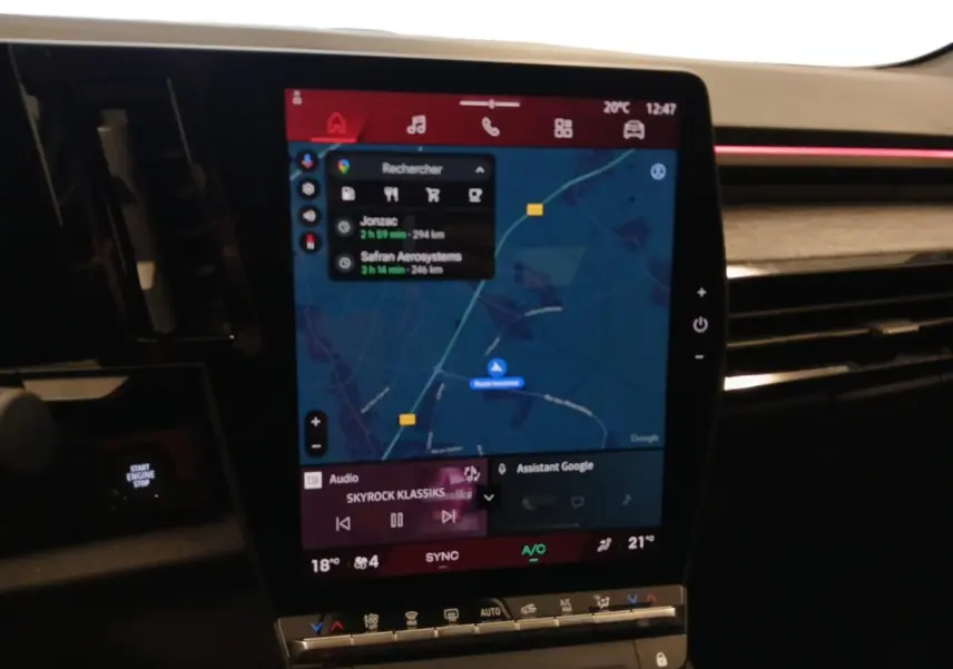Vue rapprochée de l’écran tactile central du Renault Austral 2024 affichant la navigation Google Maps et les commandes multimédia.