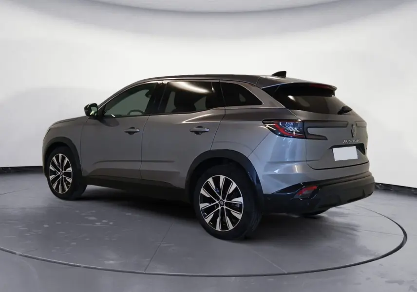 Renault Austral E-Tech gris métallisé, vue 3/4 arrière droit, jantes alliage 19'' Komah diamantées noir.