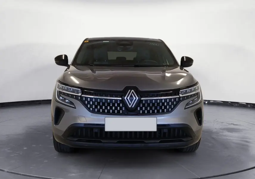 Vue frontale d'un Renault Austral 2024 gris métallisé avec calandre à damiers et feux LED adaptatifs.