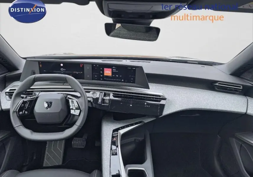 Vue intérieure avant du Peugeot 3008 noir 2025, tableau de bord moderne avec écran tactile panoramique et volant cuir compact.
