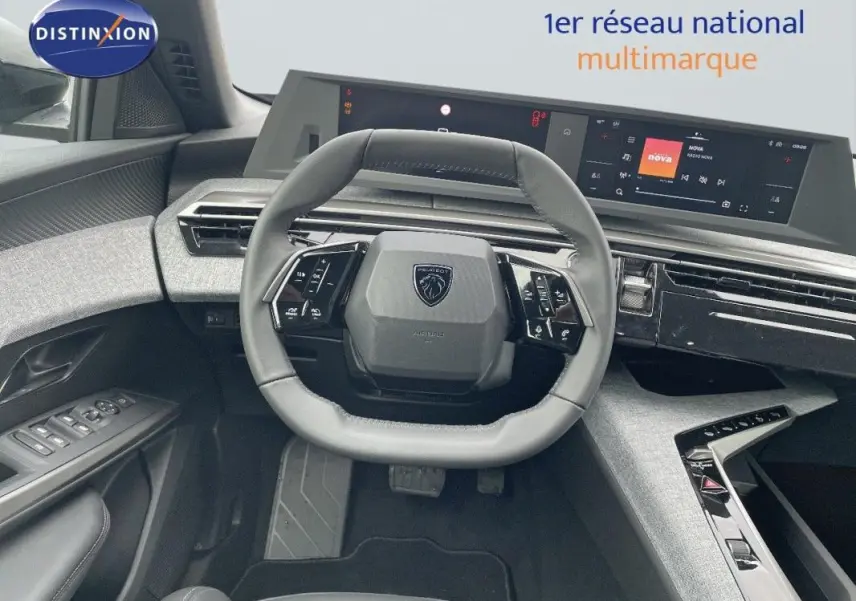 Vue intérieure centrée sur le volant cuir noir et le tableau de bord numérique du Peugeot 3008 hybride 2025.