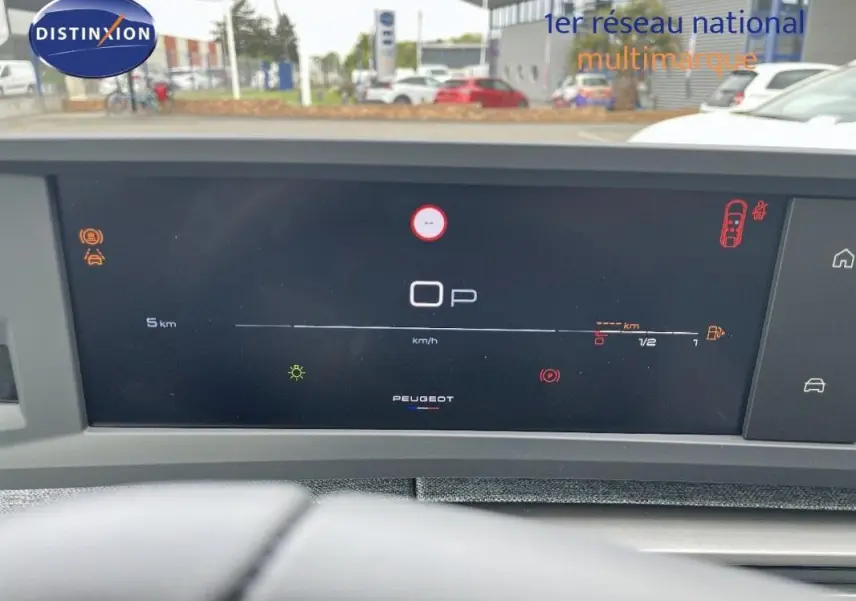 Tableau de bord numérique du Peugeot 3008 noir, affichage central avec indicateurs et logo Peugeot visible.