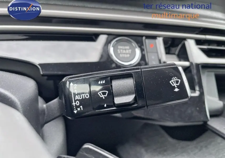 Gros plan sur la commande de l'essuie-glace du Peugeot 3008 noir, avec bouton start visible en arrière-plan.