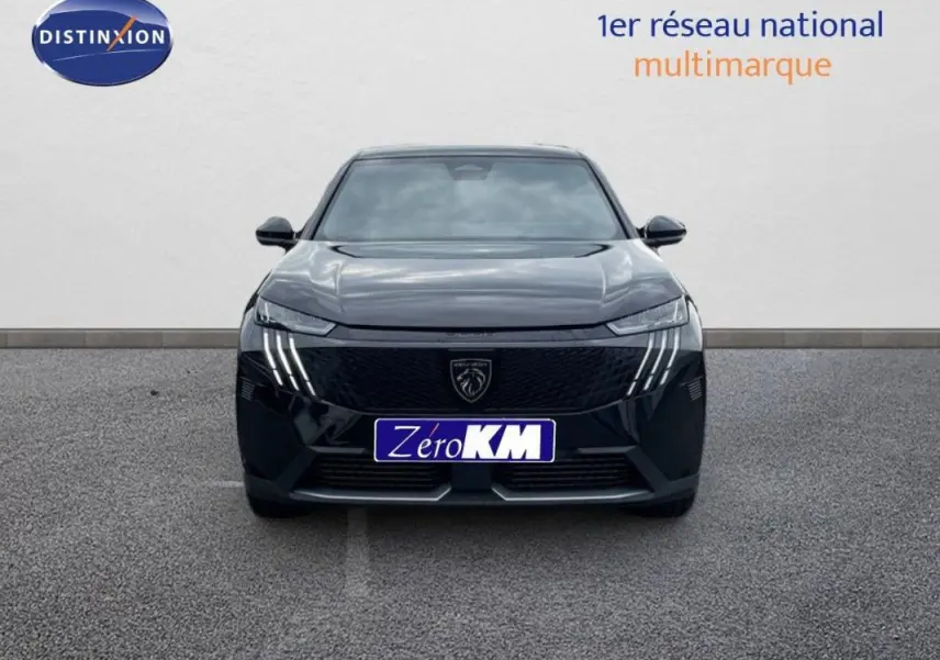 Vue frontale du Peugeot 3008 noir 2025 avec feux diurnes à griffes distinctives et calandre noire élégante.