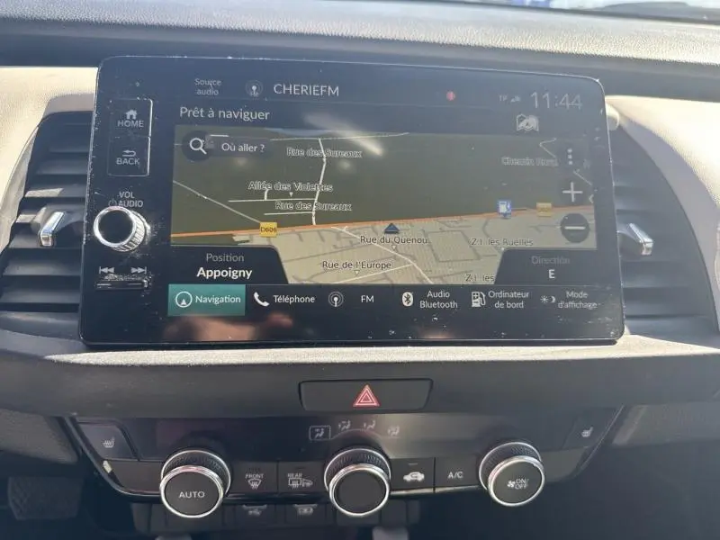 Vue rapprochée de l’écran tactile de navigation et de la console centrale de la Honda Jazz 1.5 i-MMD bleu nuit nacré, affichant le GPS.