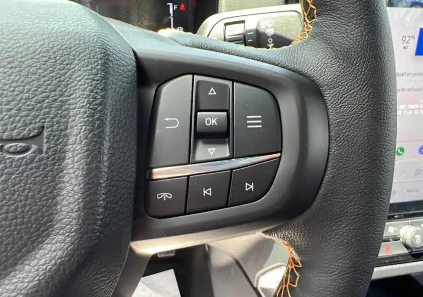 Gros plan sur les commandes multifonctions noires à droite du volant cuir noir du Ford Ranger Wildtrak 2025.