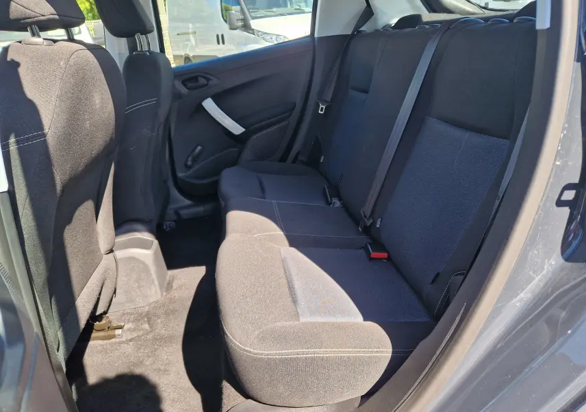 Vue intérieure côté droit des sièges arrière noirs d'une Peugeot 208 gris hurricane avec ceinture de sécurité visible.